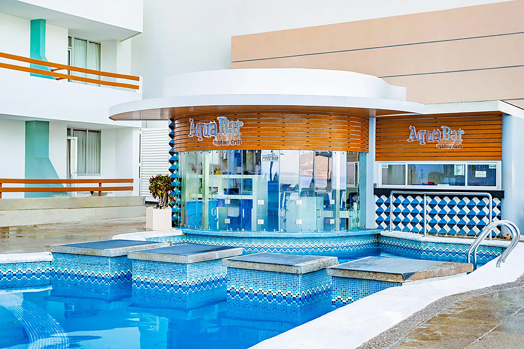 Wooden bar in the pool of the Oceano Palace Mazatlán hotel